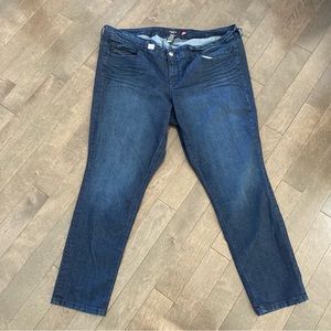 Torrid Size 26 High Rise Dark Wash Blue Denim with Pocket Design Inseam 32